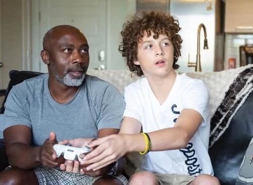 Homem adota menino de 13 anos após seus pais adotivos o abandonarem no hospital