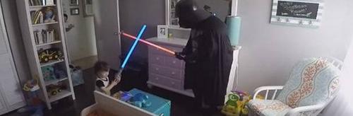 A incrível reação de um garoto ao ser acordado pelo Darth Vader