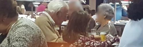 Garotinha senta com idoso que jantava sozinho em restaurante e emociona seu pai