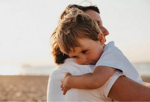 Pesquisas revelam que quanto mais você abraça seus filhos, mais eles se desenvolvem